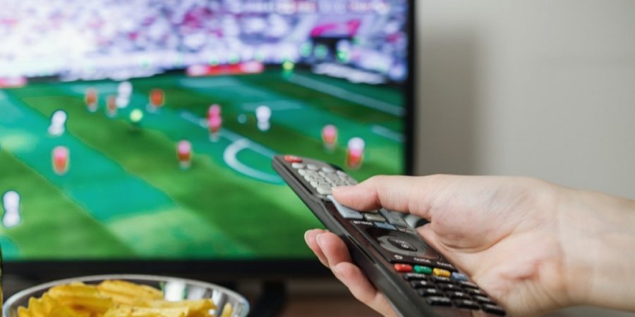 Televisión y radio, los medios favoritos de quienes siguen el fútbol